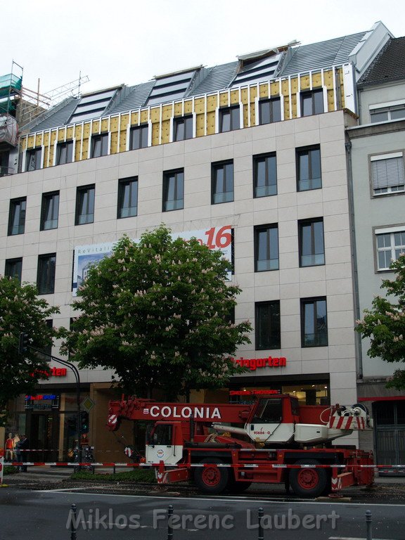 800 kg Fensterrahmen drohte auf Strasse zu rutschen Koeln Friesenplatz P13.JPG